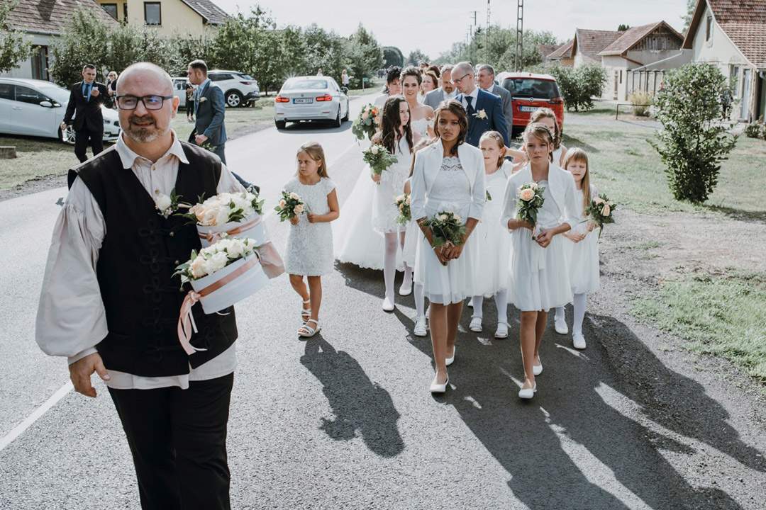 Molnár Zsolt esküvői házigazda, ceremóniamester és modern, városi vőfély - Dia és Laci - Békés megye, Csanádalberti, Közösségi Ház